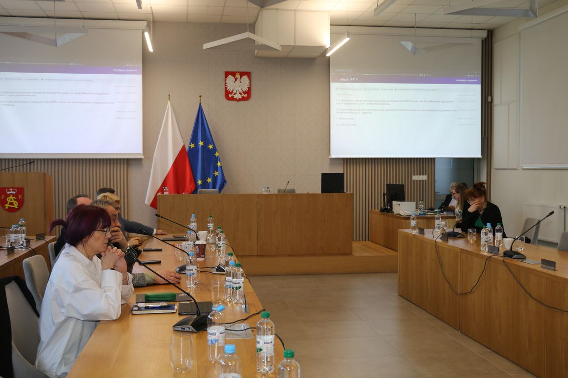 Głos i dobro mieszkańców Augustowa jest najważniejsze!!! Na sesji doszło do absurdu. Przewodniczący rady zamknął posiedzenie, choć niektórzy mieszkańcy nadal chcieli zabierać głos. Na zdjęciu widzimy kontynuację dyskusji przy pustym stole prezydialnym, gdyż przewodniczący (i część radnych ekipy rządzącej) opuścił salę posiedzeń urzędu miejskiego.