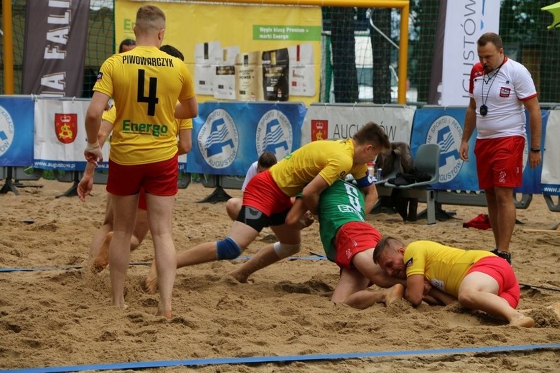 Grali z berka z zapasami na plaży 