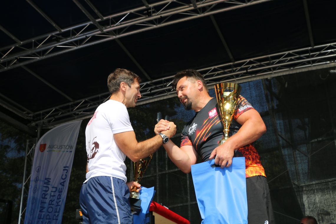 II Mistrzostwa Augustowa w Armwrestlingu: zacięte pojedynki i triumfy na Rynku Zygmunta Augusta