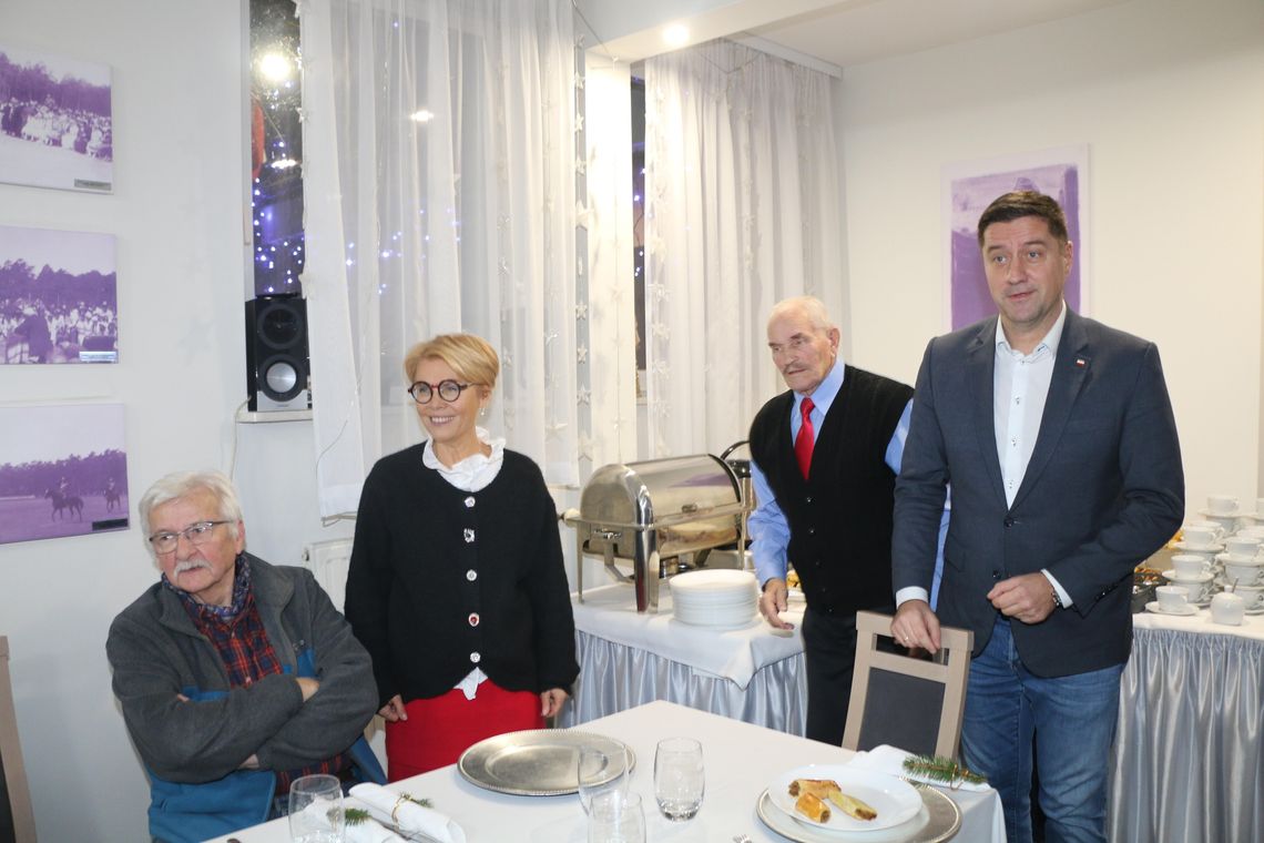 Na zebraniu TMZA pojawił się m.in. poseł na Sejm RP Jacek Niedźwiedzki (pierwszy po prawej), reprezentant Augustowa i Ziemi Augustowskiej w Parlamencie.