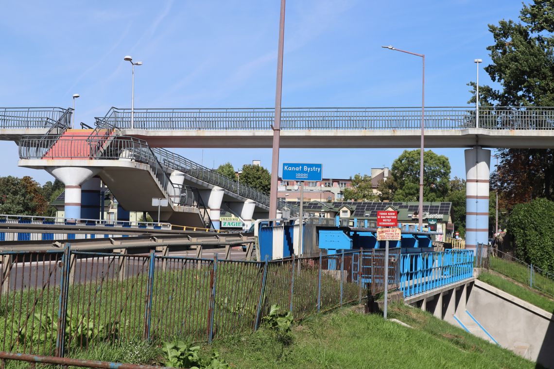 Kładka nad ul. 29 Listopada w Augustowie rdzewieje. Jej stan budzi niepokój (foto i video)