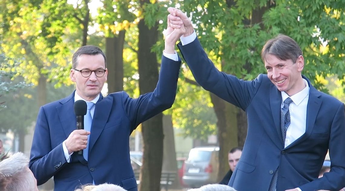 Marcin Kleczkowski z ówczesnym premierem rządu PiS Mateuszem Morawieckim w Augustowie (wybory samorządowe 2018 roku).