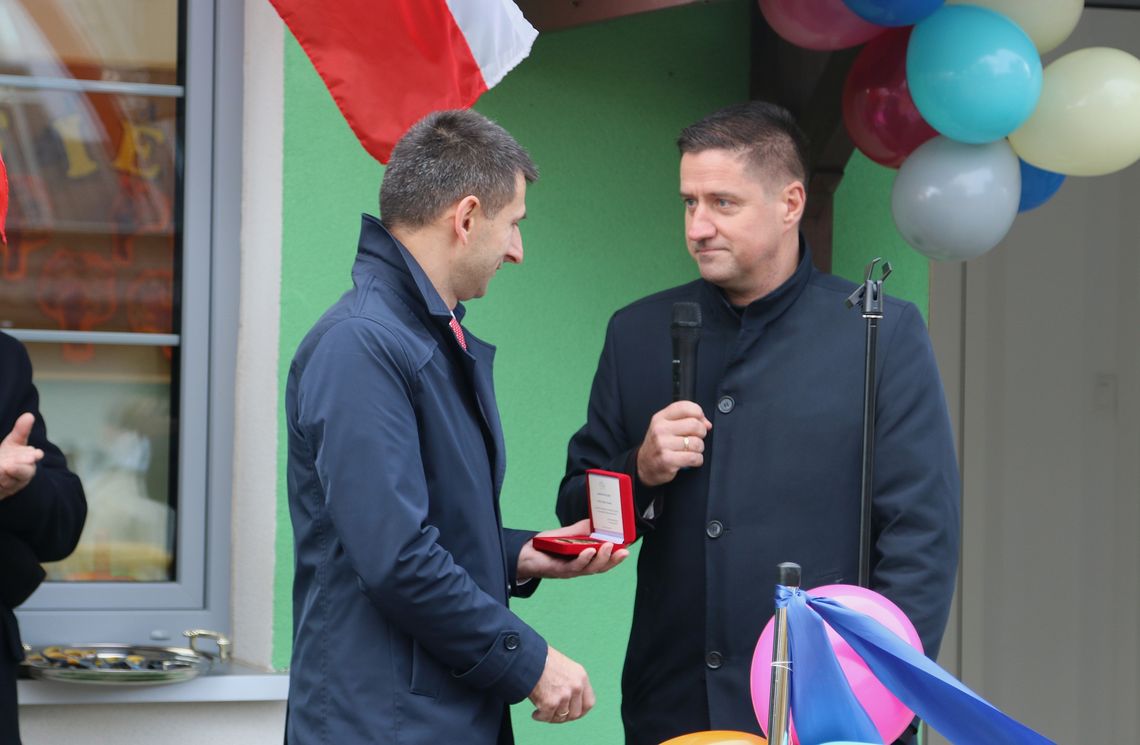 Na zdjęciu: Poseł Jacek Niedźwiedzki (po prawej) i wójt gminy Sztabin Jarosław Karp, podczas otwarcia placówki.