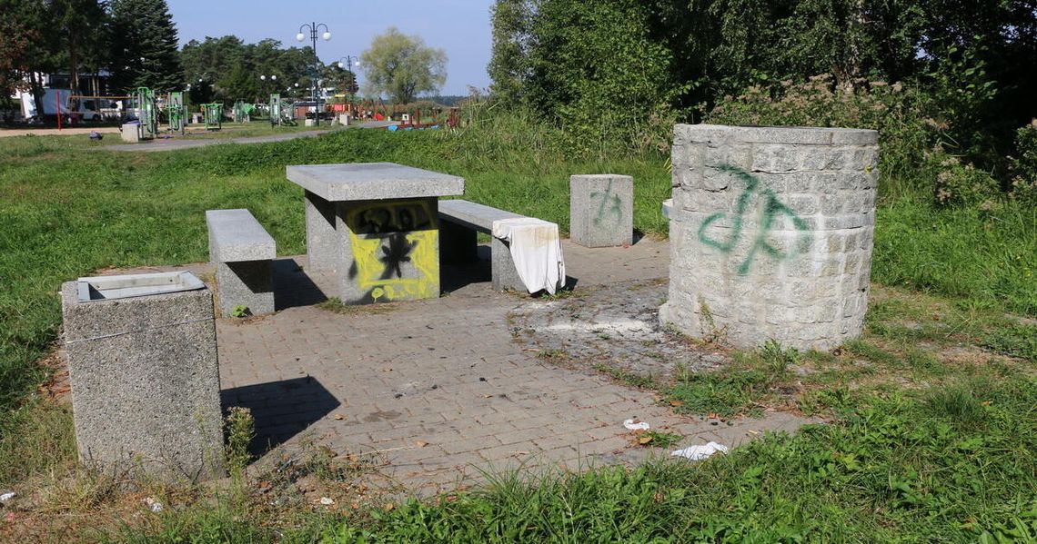 Kontrowersje i zagrożenia przy zaniedbanym grillu miejskim nad plażą Bielnik w Augustowie