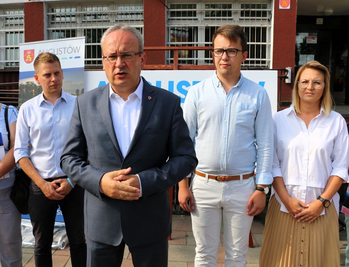 Krótki komentarz byłej pani kierownik Konferencja prasowa przed byłą siedzibą urzędu miasta. Od lewej: Filip Chodkiewicz, Mirosław Karolczuk, Michał Kotarski i Magdalena Sokołowska (ówczesna kierownik wydziału inwestycji).