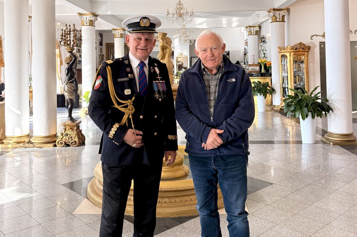 Na zdjęciu: Bogusław Falkowski i Leszek Miller wewnątrz "Pałacu na Wodzie", w trakcie odwiedzin byłego premiera w Augustowie.