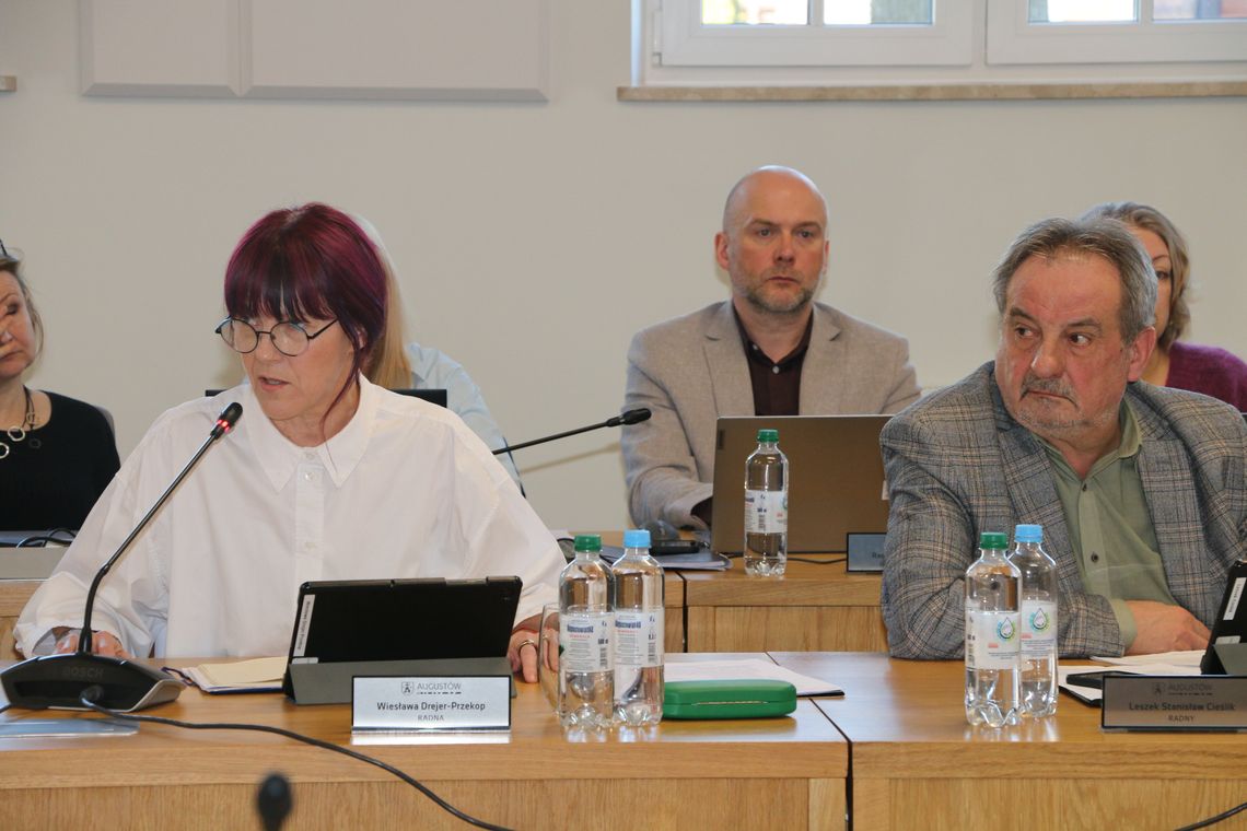 Leszek Stanisław Cieślik przypomniał, że siedząca obok niego radna Wiesława Drejer-Przekop próbowała pozyskać informacje o dokładnych kosztach wydawania gazety miejskiej.