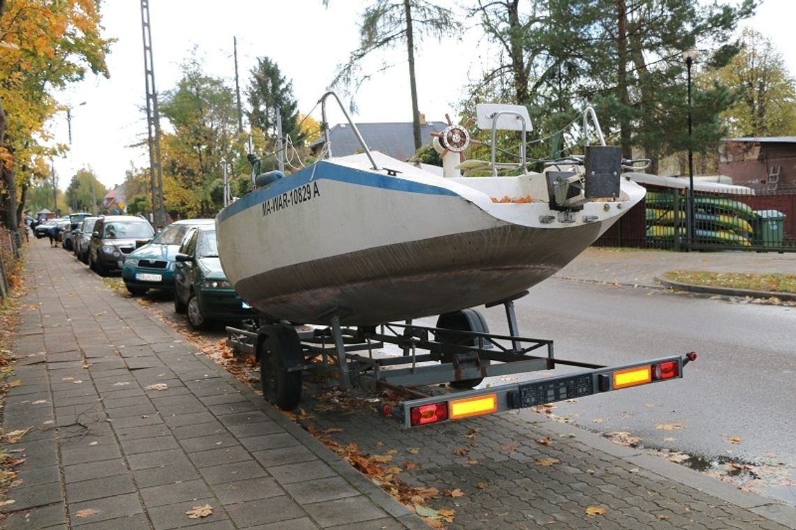 Łódka zajmuje cenne miejsce parkingowe 