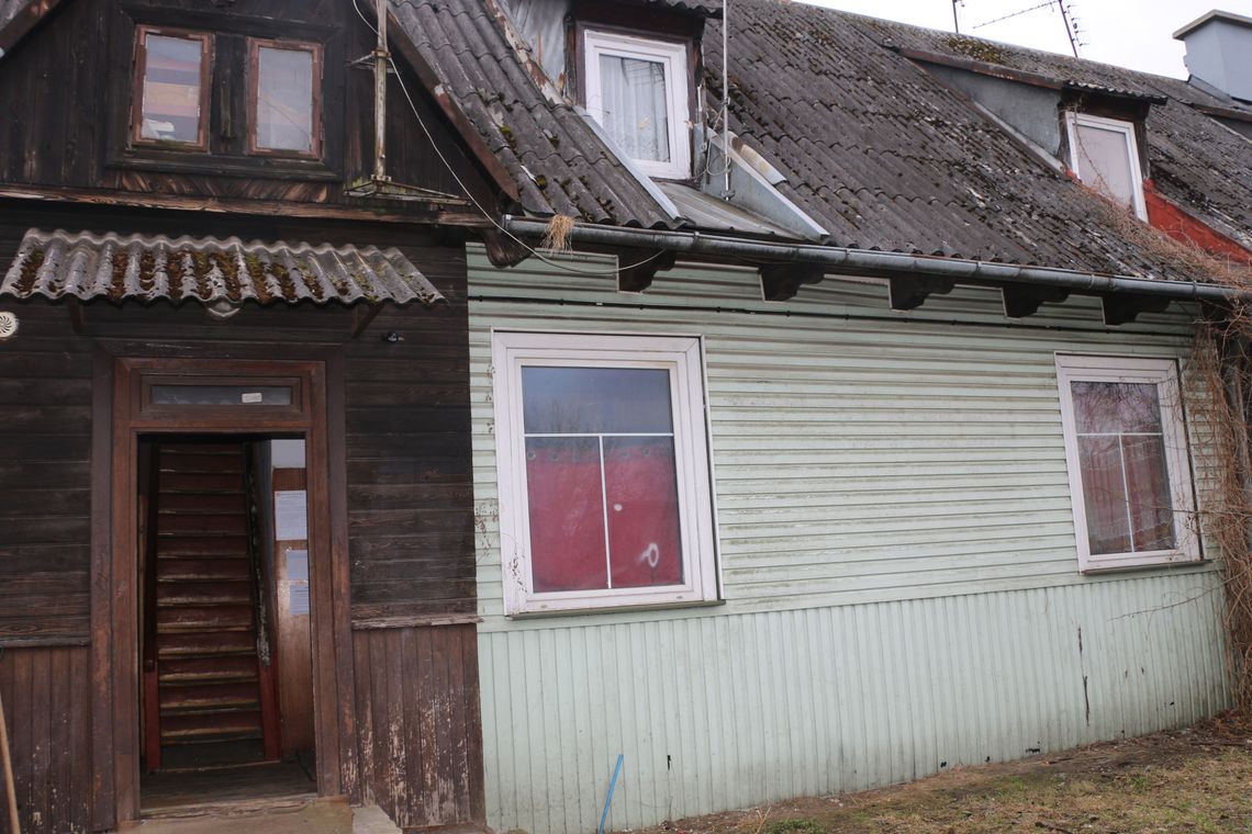 Mieszkańcy Turystycznej 39 w Augustowie walczą z uciążliwym zapachem wychodka na klatce schodowej Mieszkańcy Turystycznej 39 w Augustowie walczą z uciążliwym zapachem wychodka na klatce schodowej