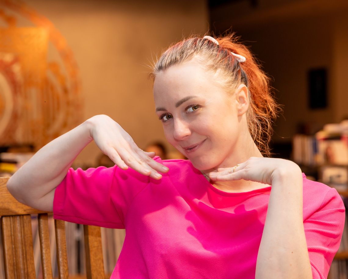 Miłość i trudne relacje okraszone bollywoodzkim tańcem i hinduską muzyką Miłość i trudne relacje okraszone bollywoodzkim tańcem i hinduską muzyką