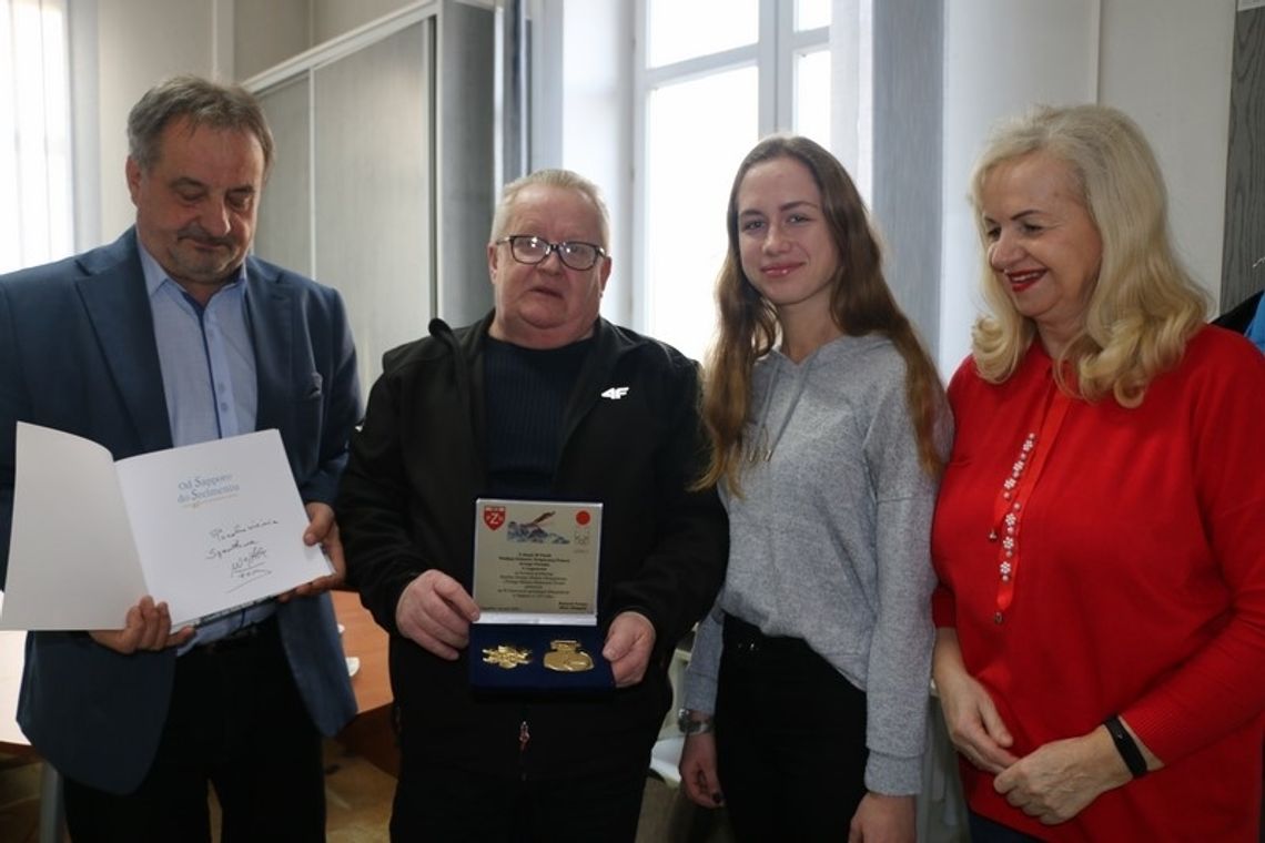 Mistrz olimpijski Wojciech Fortuna przekazał medale augustowskiej WOŚP 
