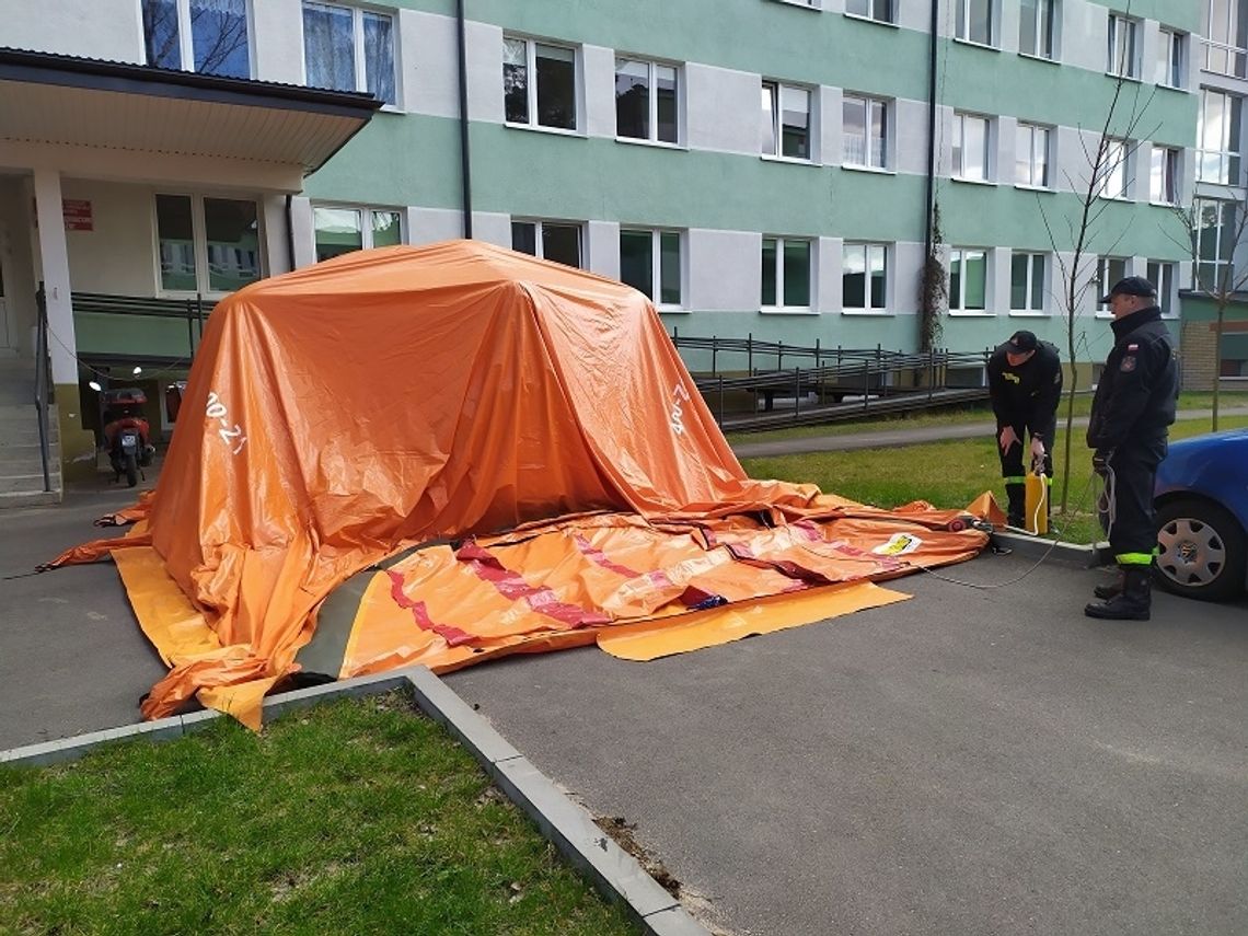 Namiot stanął przed szpitalem 