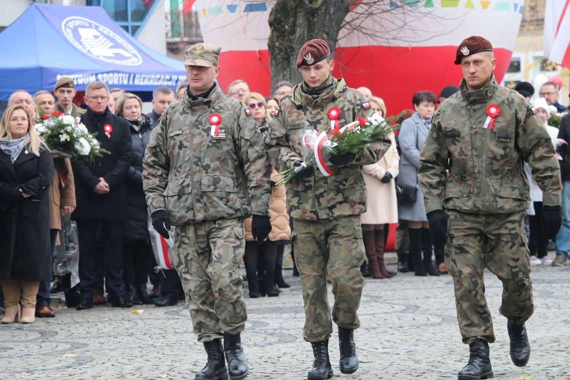 Uczestnicy wydarzenia złożyli wiązanki kwiatów przed pomnikiem „Tym, którzy oddali swe życie za wolną i sprawiedliwą Ojczyznę".