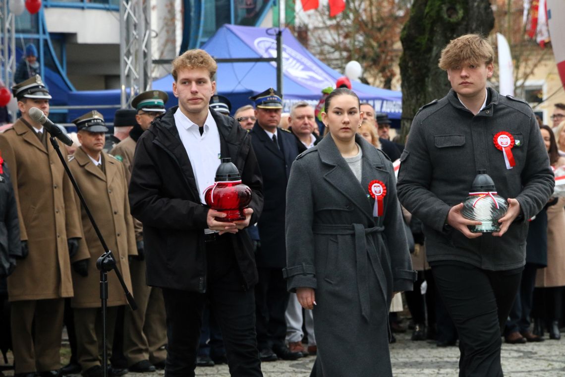 Uczestnicy wydarzenia złożyli znicze i wiązanki kwiatów przed pomnikiem: „Tym, którzy oddali swe życie za wolną i sprawiedliwą Ojczyznę".