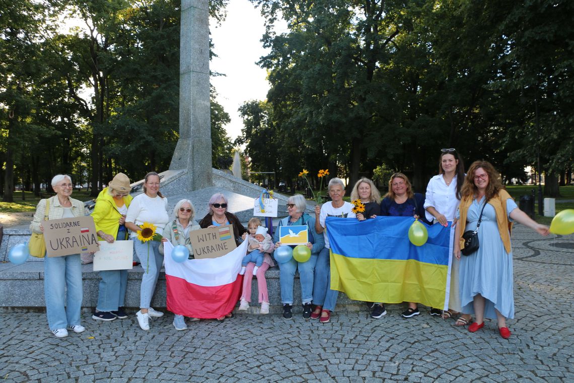 Nie zapominają o Ukrainie. Augustowianki spotkały się na Rynku Zygmunta Augusta Nie zapominają o Ukrainie. Augustowianki spotkały się na Rynku Zygmunta Augusta