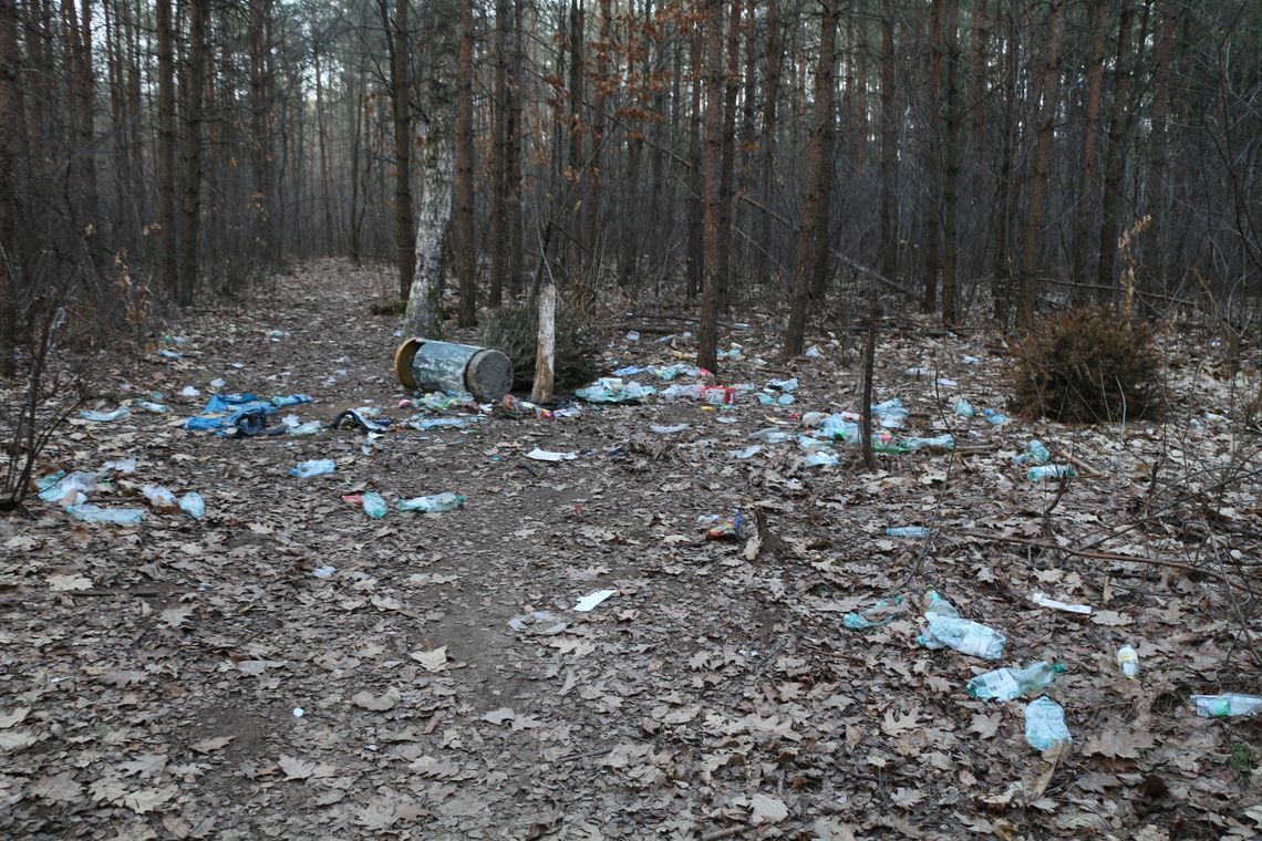 Dominują tam plastikowe butelki, a jak wiemy plastik rozkłada się całymi latami.