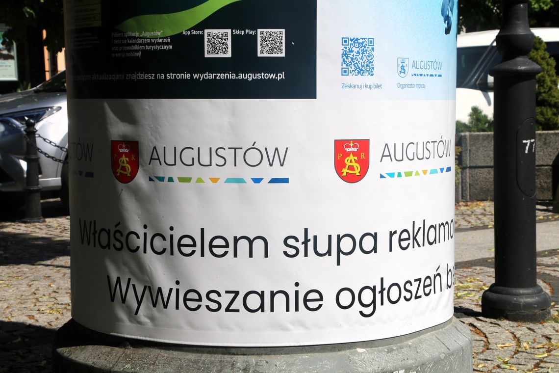 Słup reklamowy w Augustowie.