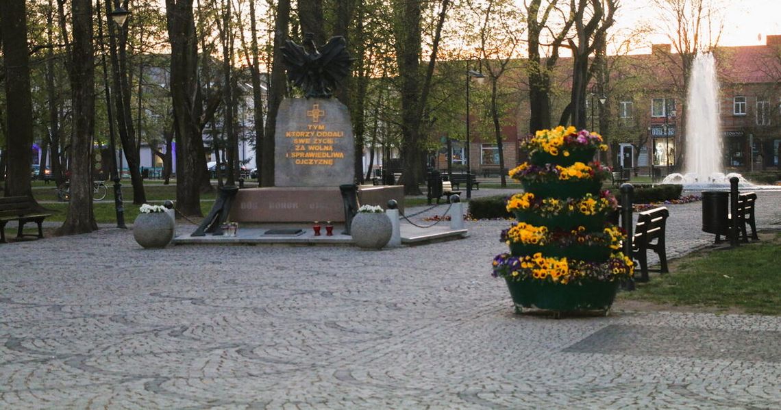 Pomnik w parku, pod którym aktualnie delegacje składają wieńce i znicze w trakcie ceremonii patriotycznych, jest szczególny z wielu względów. Zachowano w nim ślad naszej martyrologii.