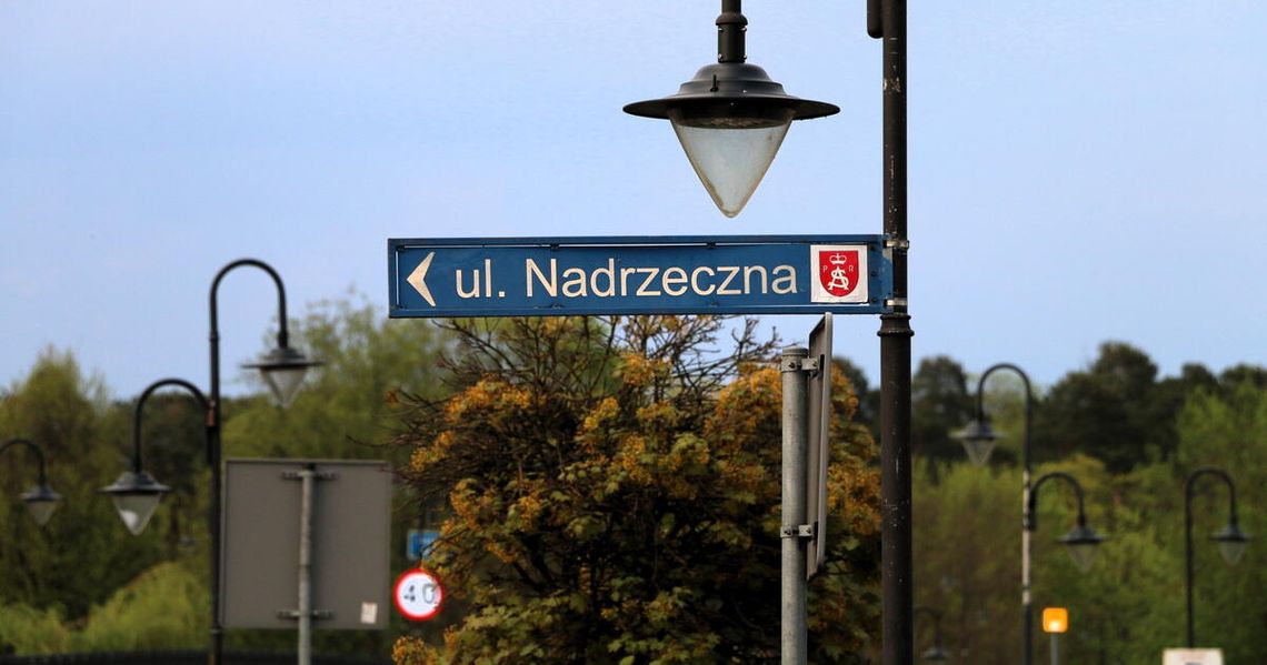 "Bywa tak, że w okresie nocnym, praktycznie codziennie, zwłaszcza w weekendy, dokonuje się wyścigów na ulicy Nadrzecznej" -opisał Dariusz Szkiłądź.