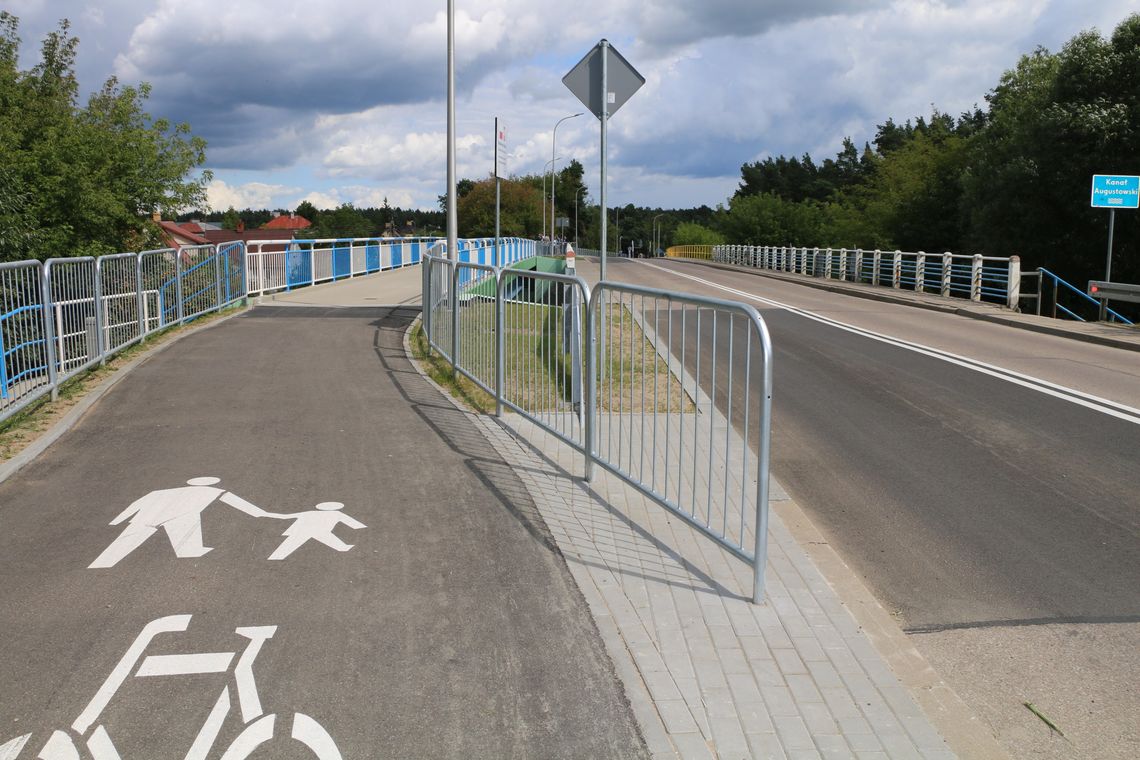 Nowa kładka nad Kanałem Augustowskim już otwarta. Rowerzyści i piesi zyskali bezpieczne przejście