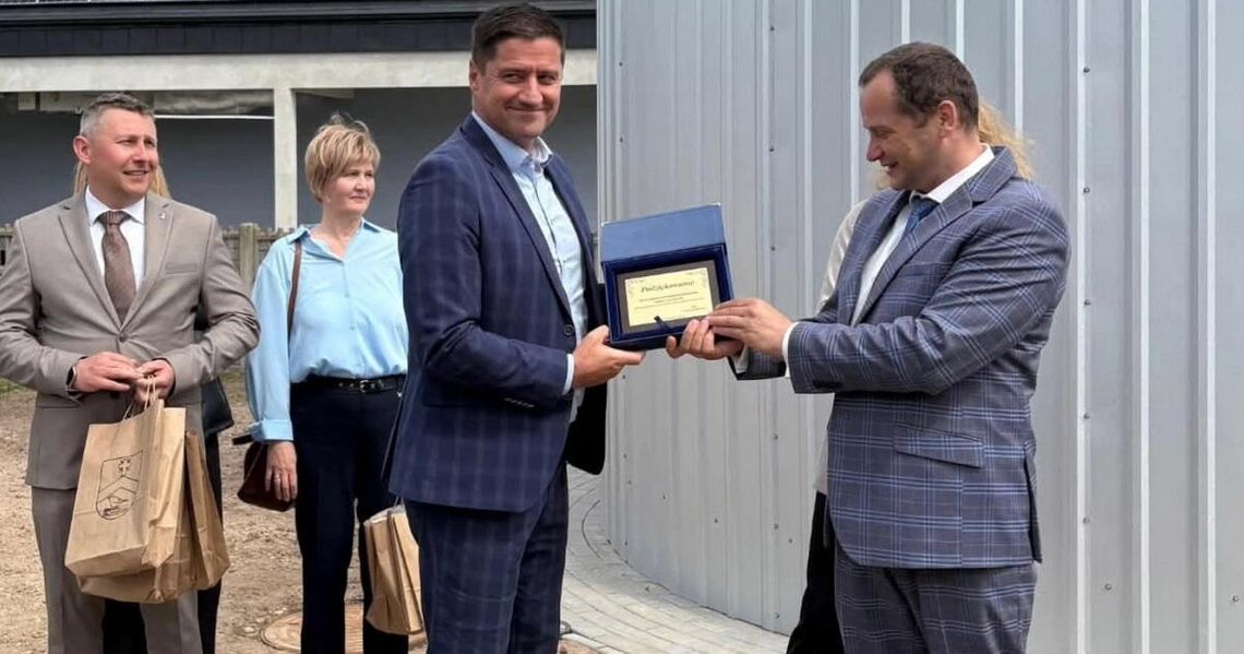 Nowoczesna stacja uzdatniania wody w gminie Bargłów Kościelny Na pierwszym planie: Poseł Jacek Niedźwiedzki i wójt Radosław Wawiórko.