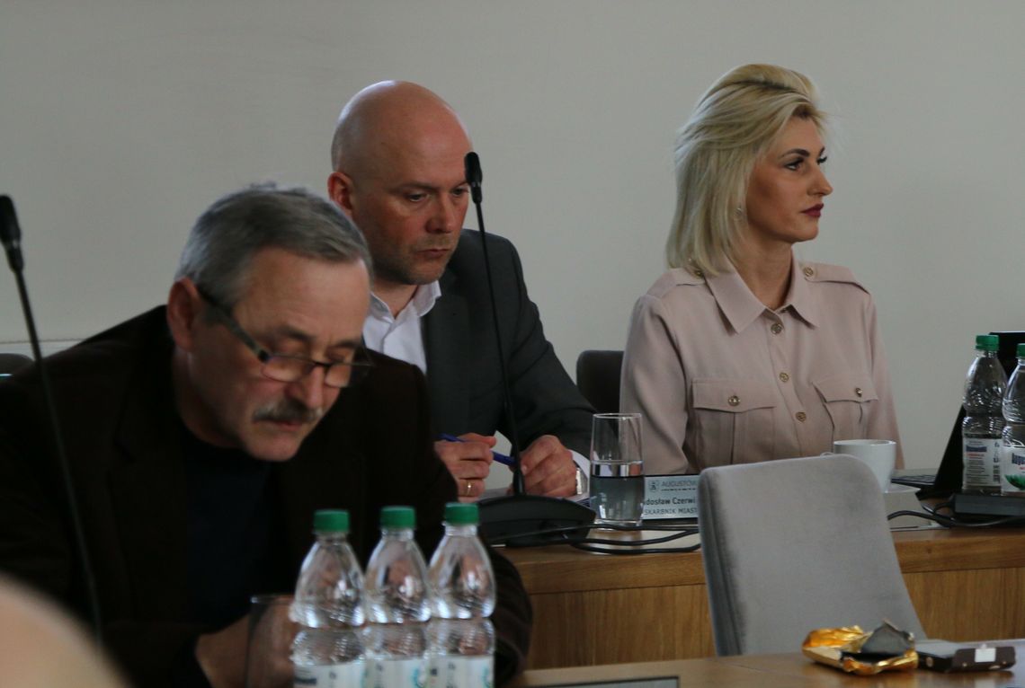 Pani mecenas w ostatnich latach współpracowała z burmistrzem Mirosławem Karolczukiem. Udzielała porad prawnych na sesjach rady miejskiej dwóch poprzednich kadencji augustowskiego samorządu.