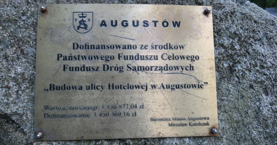 Obsceniczne malunki nadal widnieją na augustowskiej ulicy "Budowa ulicy Hotelowej w Augustowie" była powodem do dumy burmistrza.