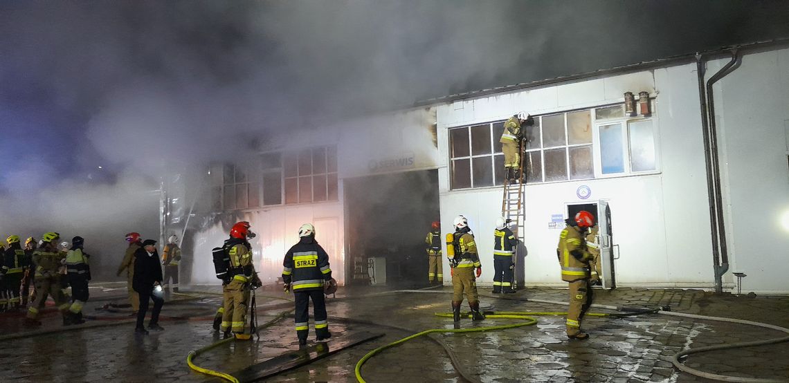 Ogromny pożar strawił magazyny sklepu rolniczego w Janówce