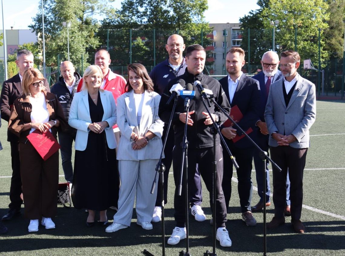 Poseł Jacek Niedźwiedzki na konferencji prasowej z udziałem ministra sportu i turystyki.