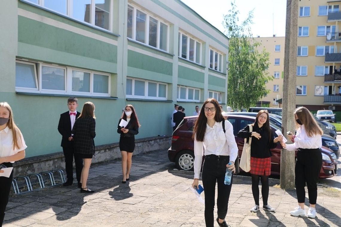 Ósmoklasiści rozpoczęli pierwszy w życiu egzamin (foto)