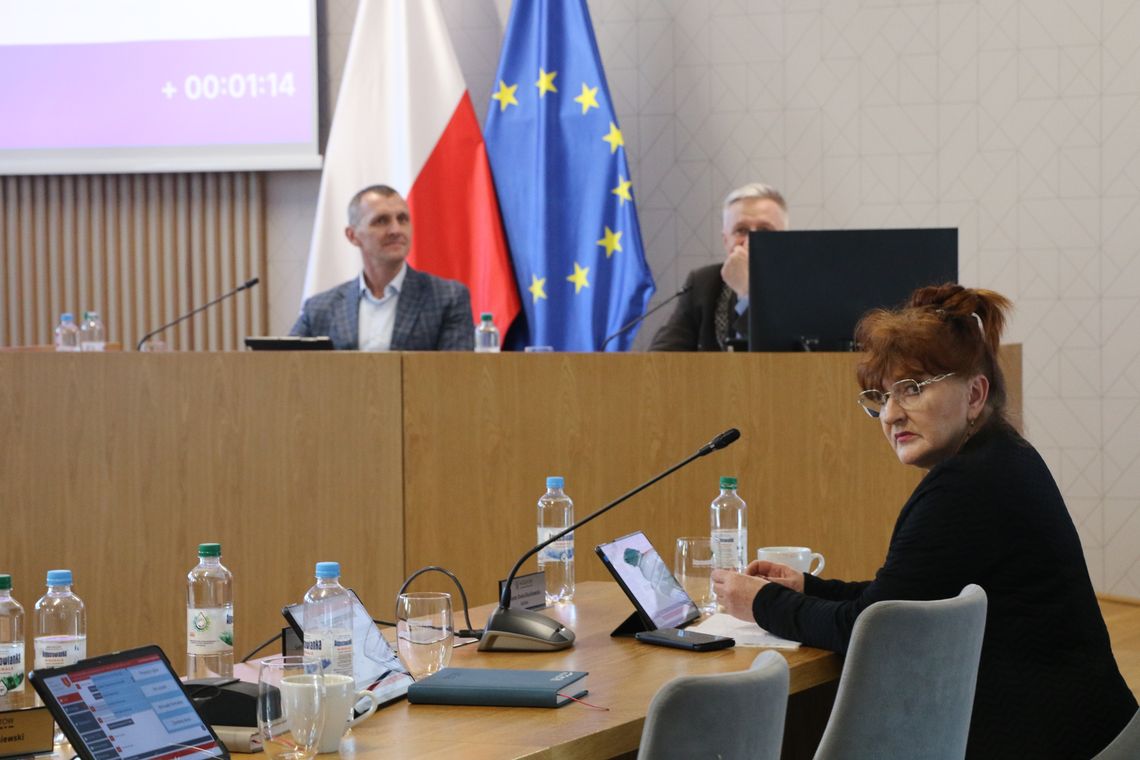 Oszczędzanie wody w Augustowie. Zaskakujące słowa radnej Do słów mieszkańca odniosła się Jolanta Oneta Roszkowska. Mimo, iż nie poparła propozycji obniżenia stawki augustowskiemu społeczeństwu, stała na stanowisku, że występuje w obronie mieszkańców.