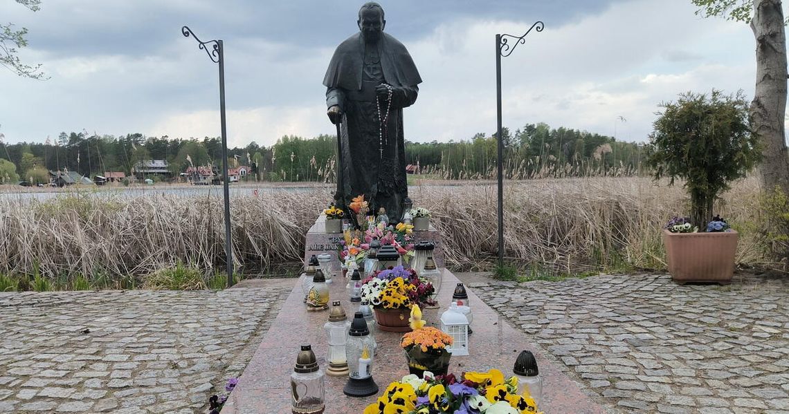 Papież Jan Paweł II na Ziemi Augustowskiej Po półtoragodzinnej podróży statek dopłynął do Sanktuarium Maryjnego w Studzienicznej i papież opuścił pokład w miejscu, gdzie dziś znajduje się pomnik.