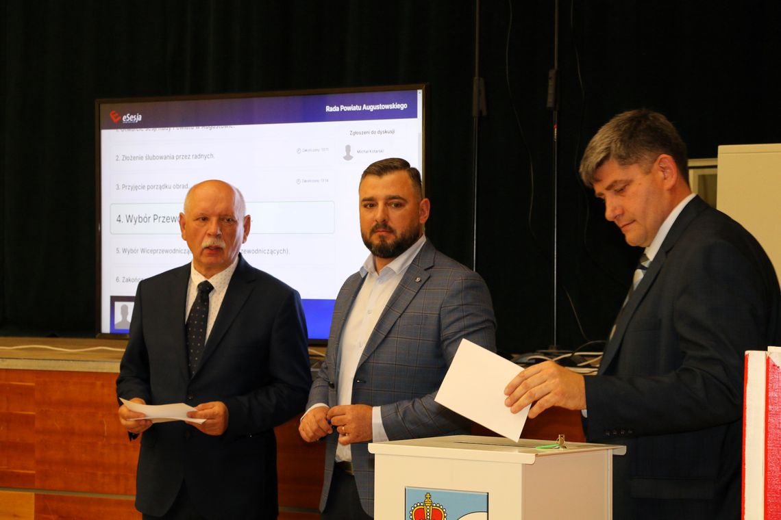Na zdjęciu: Piotr Rusiecki wrzuca kartkę do głosowania do urny wyborczej.