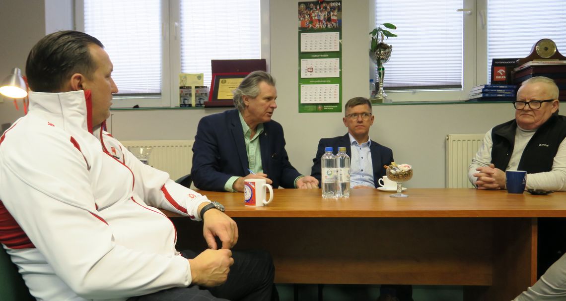 Plan zagłodzenia klubu? Augustów słyszał podobną historię Od lewej: Znakomity kajakarz Marek Twardowski, prezes klubu Sparta Augustów Zdzisław Sadowski, ówczesny kandydat na urząd burmistrza Augustowa Andrzej Zarzecki i mistrz olimpijski z Sapporo Wojciech Fortuna.