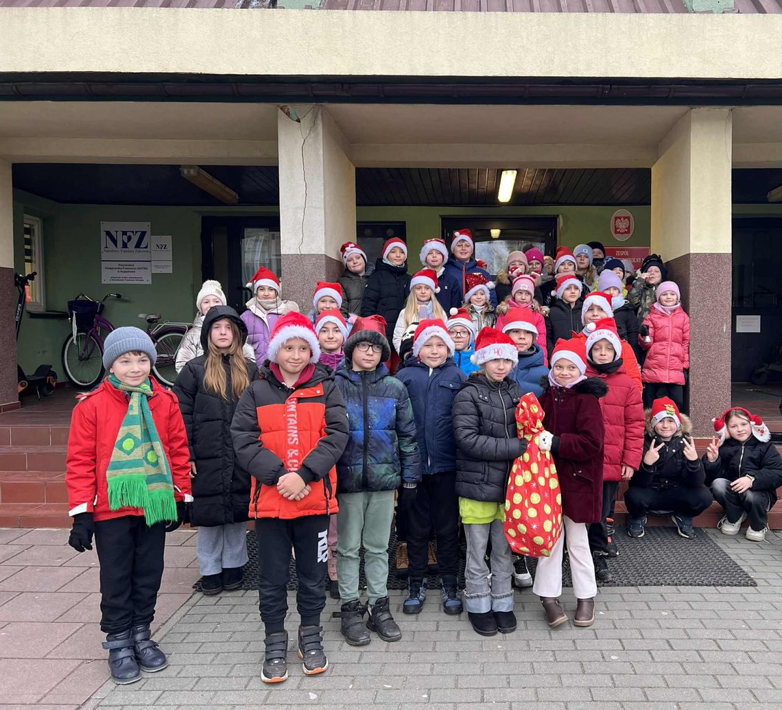 Pocztówki miłości: uczniowie ZSP nr 2 rozdali świąteczną radość mieszkańcom Augustowa