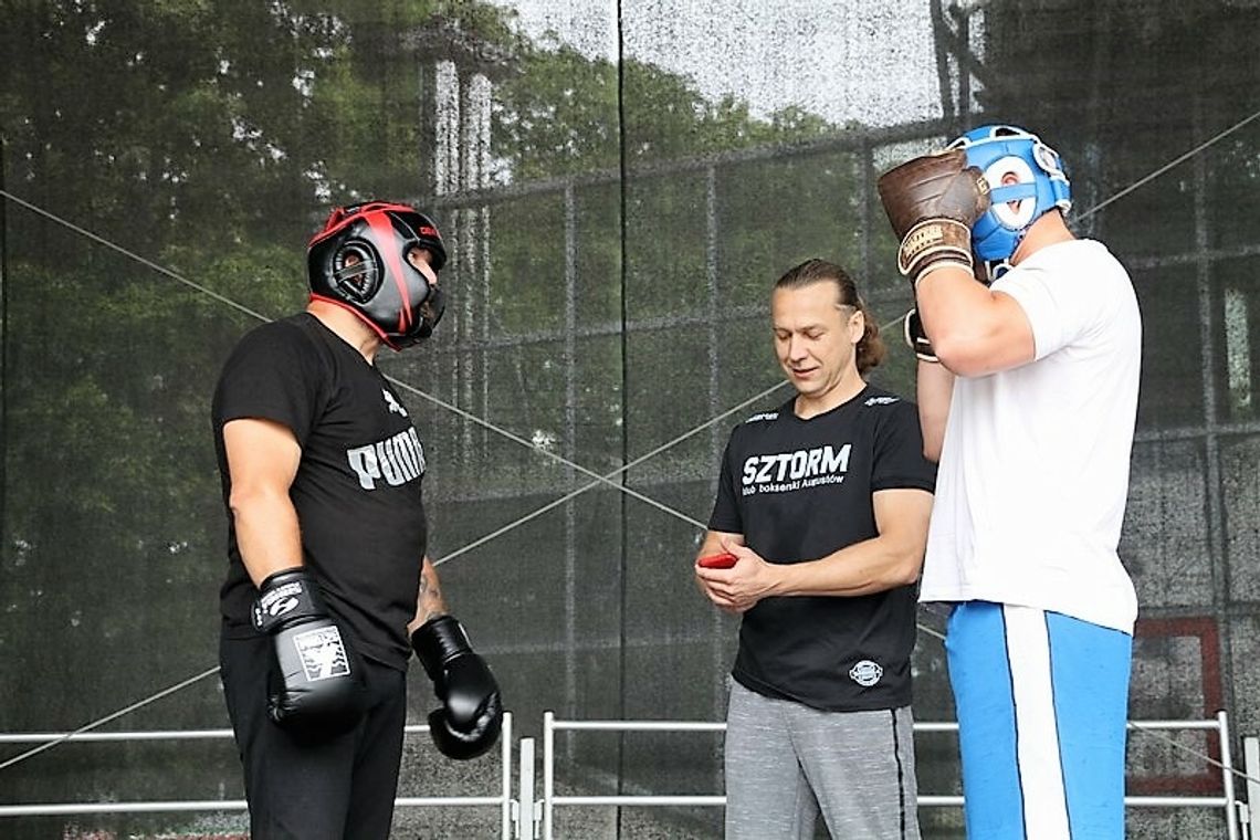 Przechodnie byli świadkami otwartego treningu augustowianina Grzegorza Stankiewicza, pseudonim Podlaski Tur, który stanie do walki bokserskiej o utrzymanie tytułu Mistrza Świata wagi ciężkiej Federacji FTP.