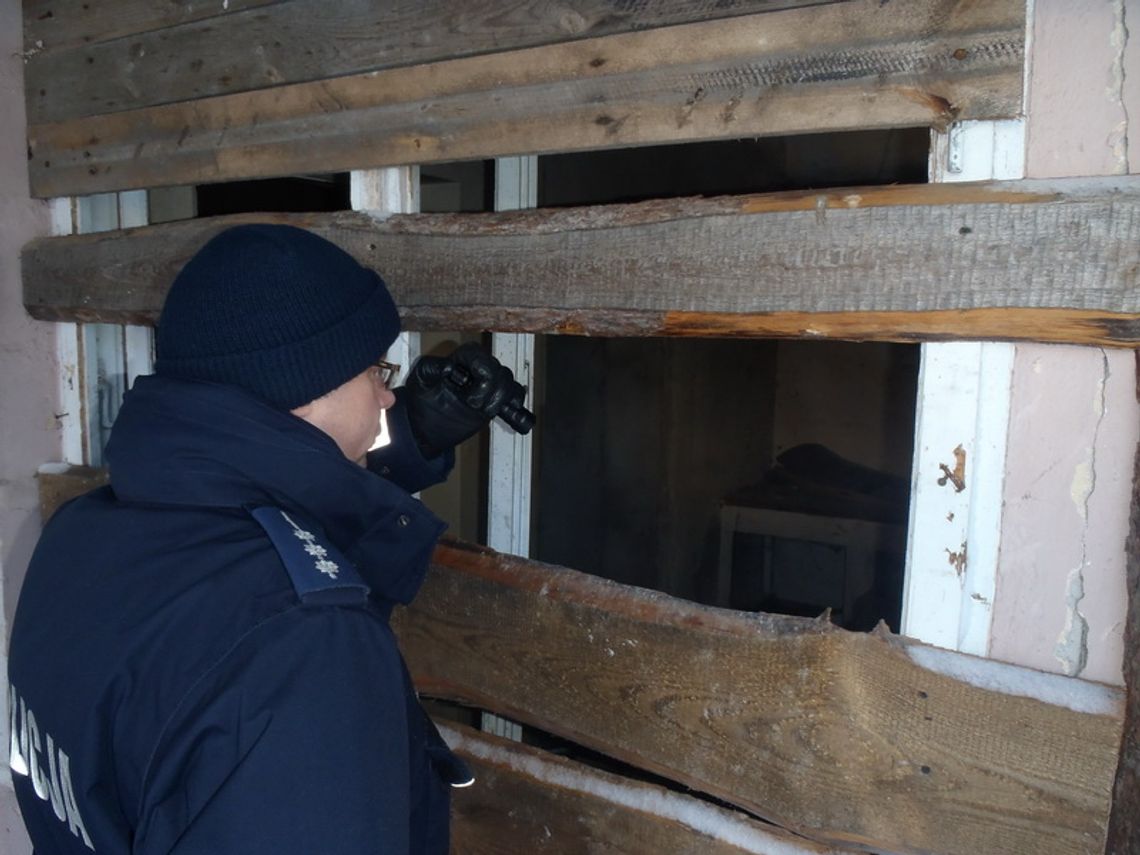 Policjanci sprawdzają pustostany 