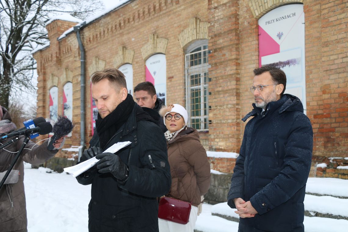 Krzysztof Truskolaski (na pierwszym planie) prezentuje odpowiedź otrzymaną od PKP.