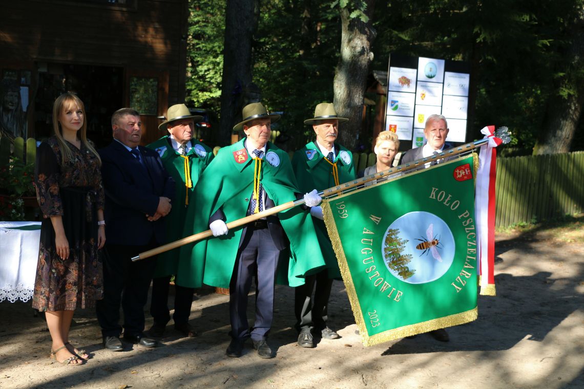 Poświęcenie sztandaru Rejonowego Koła Pszczelarzy w Augustowie (zdjęcia)