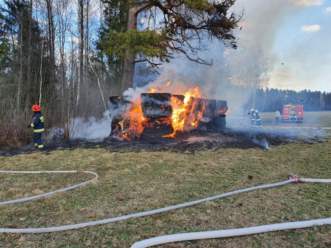 Pożar sterty bel przy lesie