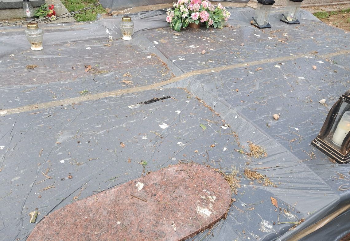 To zdjęcie przekazał nam Czytelnik, który wykonał je przechadzając się ostatnio po augustowskim cmentarzu. Nasz rozmówca twierdzi, że sytuacja uwieczniona na wykonanym przez niego zdjęciu jest coraz częstsza.