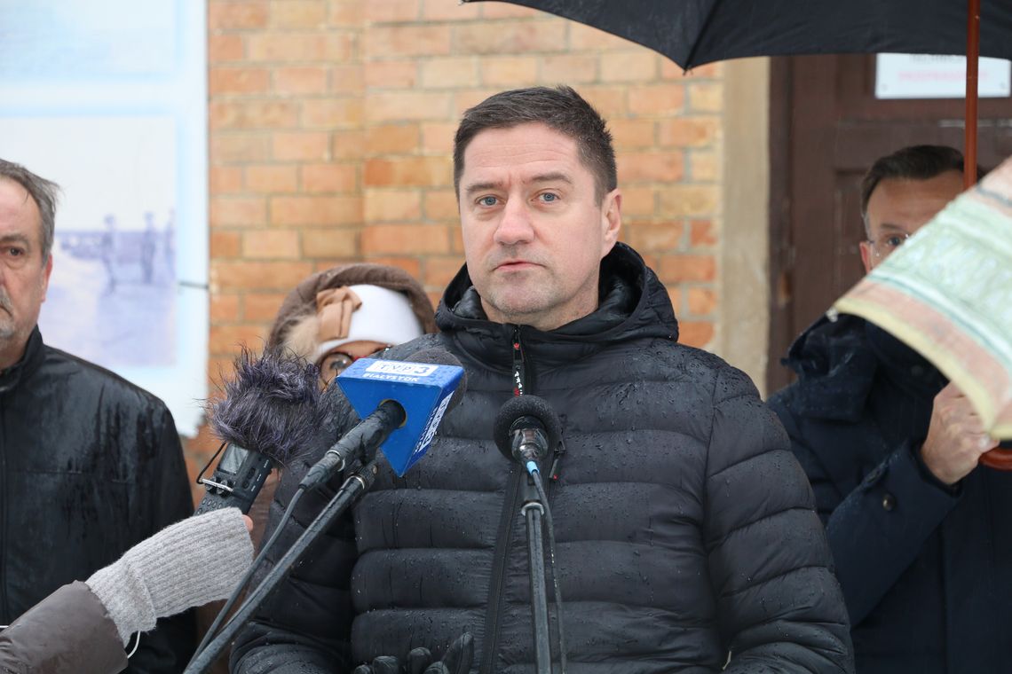 Na zdjęciu: Poseł Jacek Niedźwiedzki, czyli ojciec sukcesu remontu augustowskiego dworca kolejowego, podczas konferencji prasowej na dworcu w Augustowie.