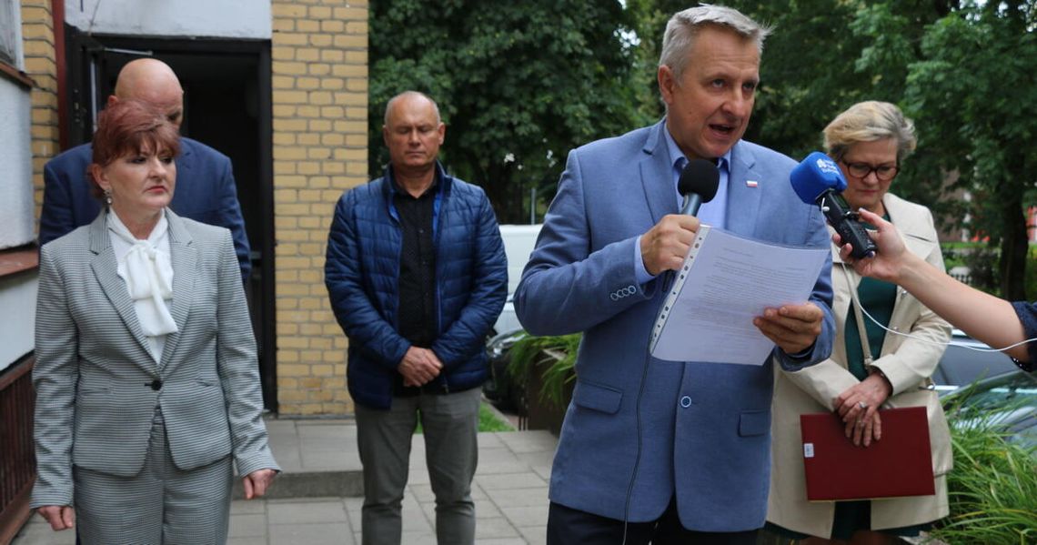 Przewodniczący rady kwestionuje prawomocny wyrok Na pierwszym planie: Dariusz Ostapowicz informujący, że wstępuje na drogę sądową z "Przeglądem Powiatowym".