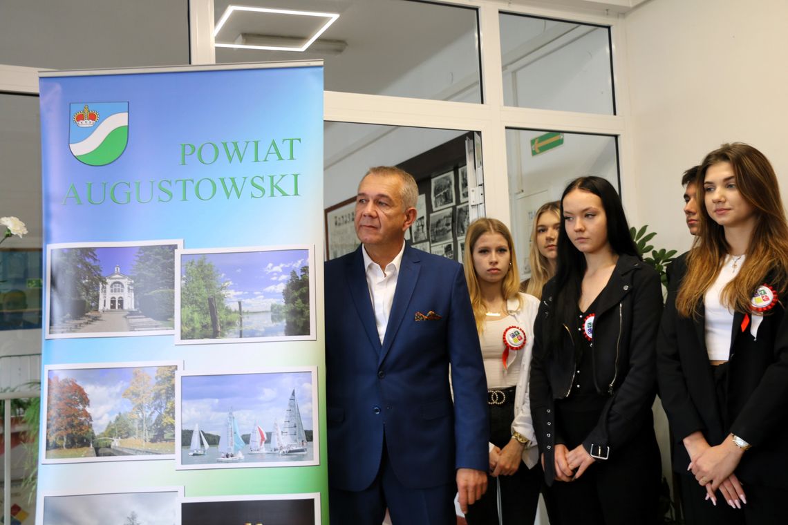 Dyrektor szkoły Grzegorz Augusewicz i uczniowie Augustowskiego Centrum Edukacyjnego.