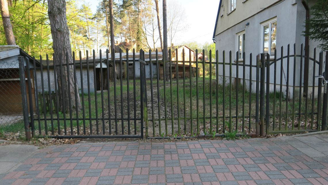 Czytelnik poinformował nas, że po publikacji artykułu teren został przywrócony do porządku, naprawiono nawet ogrodzenie.