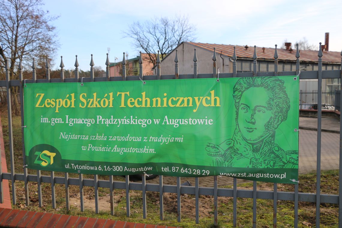 Temat przyszłości budynku po szkole budzi dużo emocji.
