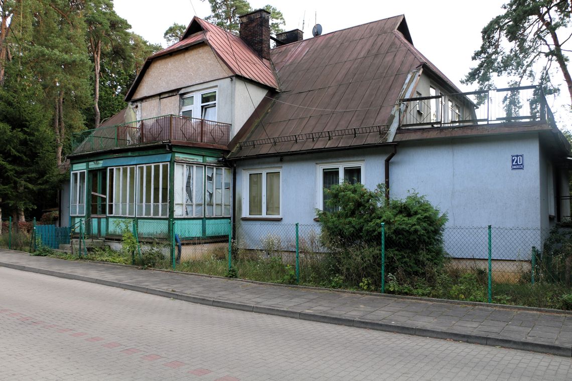 "Budynek jest aktualnie ogrodzony, opustoszały i niszczeje, bo jeżeli się go nie użytkuje i nie ogrzewa, to wiadomo co się z nim dzieje pod względem stanu technicznego" -mówił na sesji radny Andrzej Zarzecki.