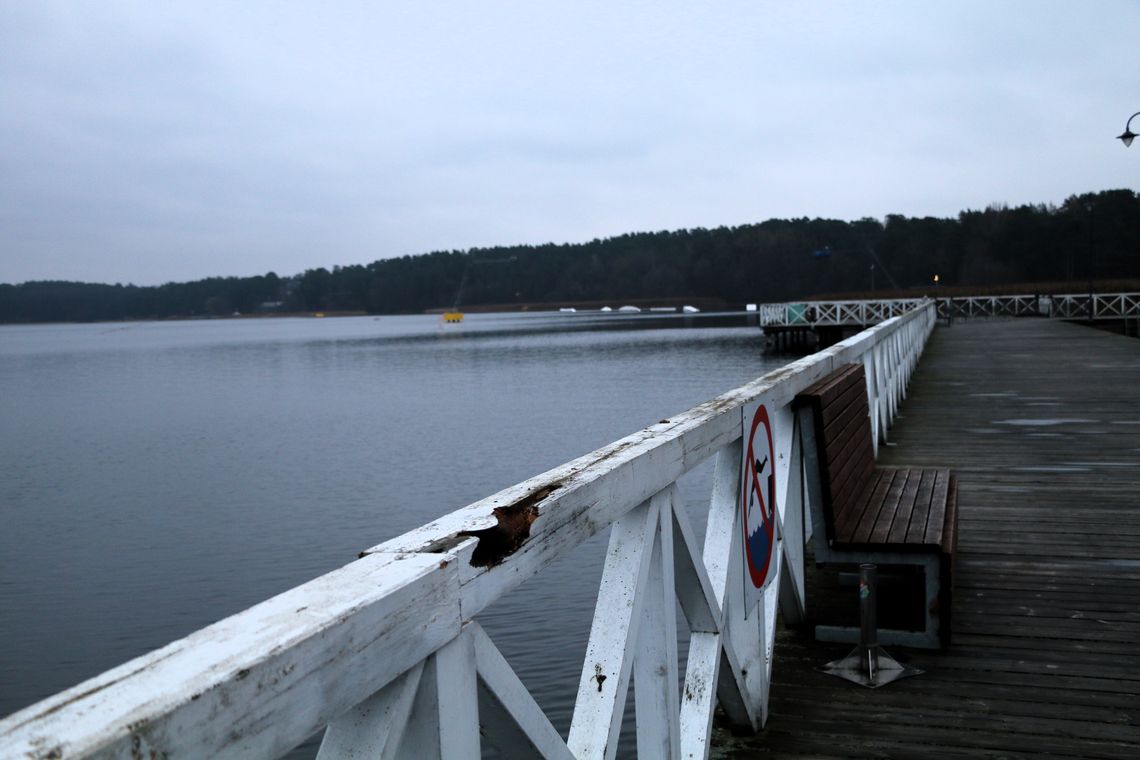 Remont augustowskiego molo nad Neckiem. Zaskakujące słowa "To można by teraz zapytać, jaki był materiał zastosowany podczas tego remontu, że już teraz trzeba to molo remontować?" -zapytał Mirosław Karolczuk, który podczas przywołanego remontu był zastępcą burmistrza.