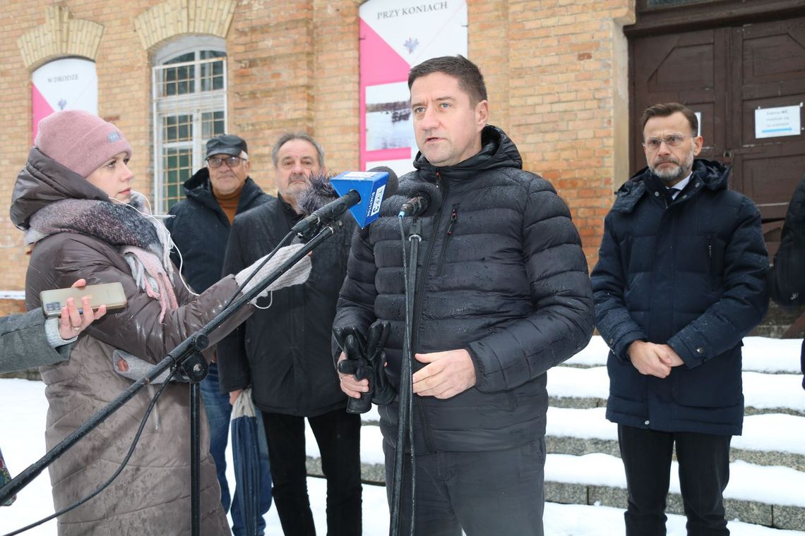 Remont dworca kolejowego w Augustowie zgodnie z planem Na zdjęciu: Poseł Jacek Niedźwiedzki przed budynkiem dworca kolejowego w Augustowie.
