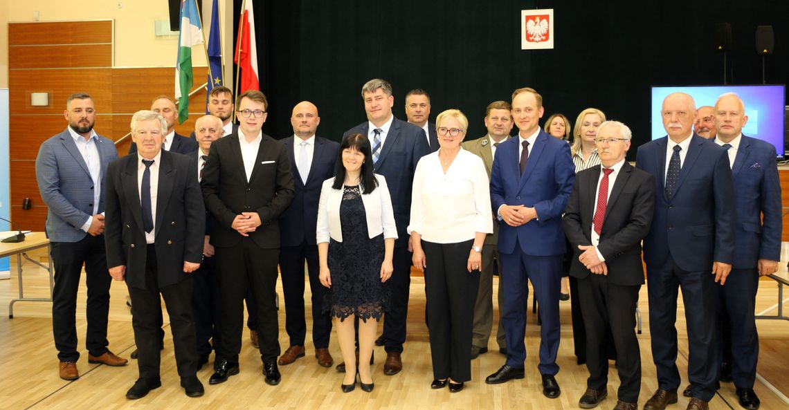 Rodzina na swoim? Kolejne pytania o zatrudnienia w powiecie augustowskim Na zdjęciu m.in. radni rady powiatu obecnej kadencji.